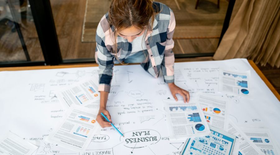 business woman drawing a business plan on a table