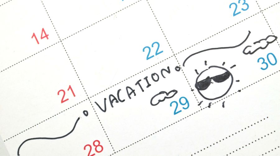 Calendar with vacation marked and a picture of a sun with sunglasses